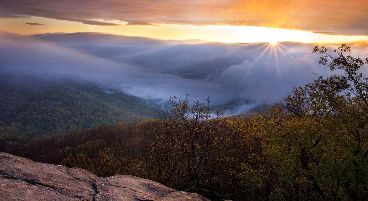 弗吉尼亚州夏洛茨维尔蓝岭公路沿线的 Humpback Rocks 岩