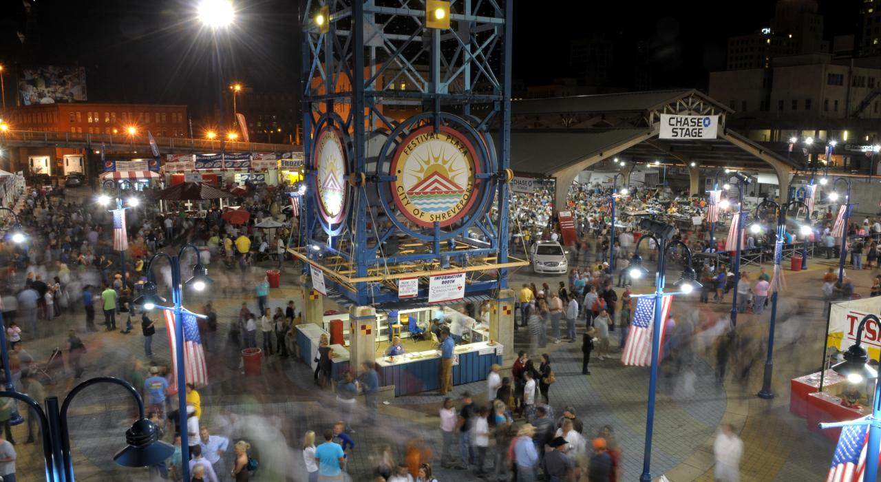 Festival Plaza 位于路易斯安那州什里夫波特市中心,是全年特别活动的举办地 Festival Plaza 位于路易斯安那州什里夫波特市中心,是全年特别活动的举办地