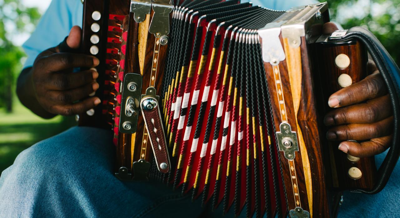在路易斯安那州拉斐特演奏传统键钮式手风琴