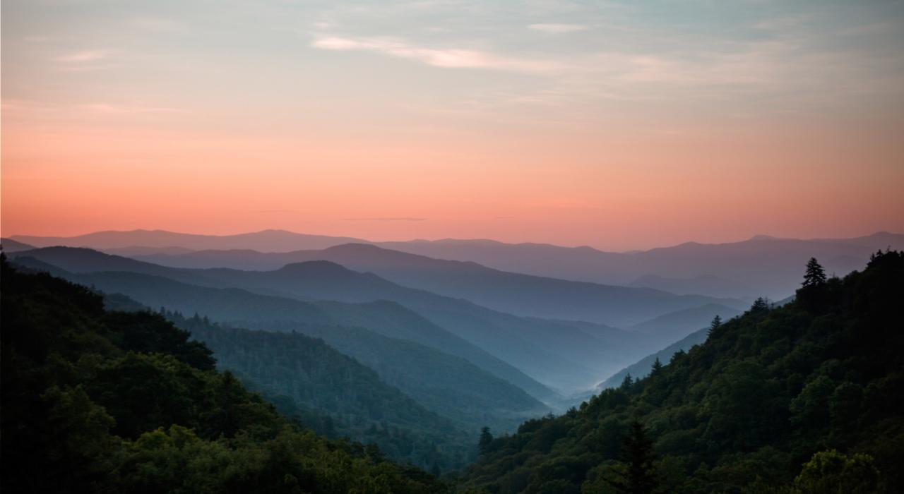 田纳西州诺克斯维尔是通往大烟山的门户，在此可以欣赏到无与伦比的自然美景。