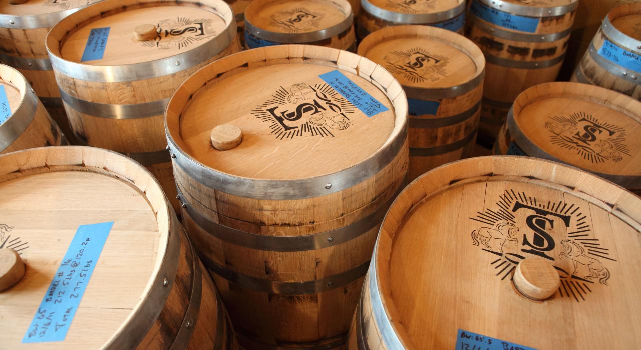 装满 Troy & Sons 的摩闪酒（或称为“白色威士忌”）在 Asheville Distilling Co. 公司等待罐装北卡罗来纳州，阿什维尔