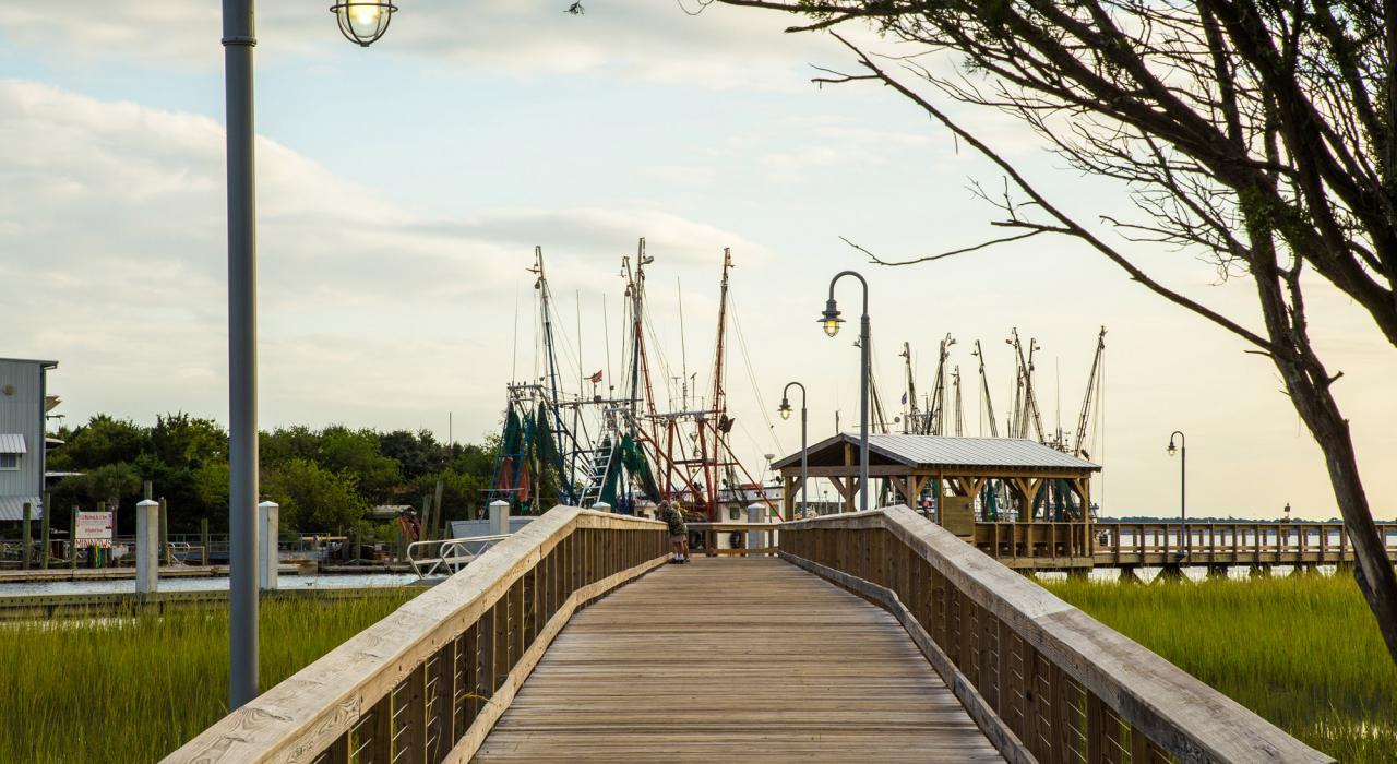 南卡罗来纳州芒特普林森 Shem Creek 公园内的木板步道 南卡罗来纳州芒特普林森 Shem Creek 公园内的木板步道