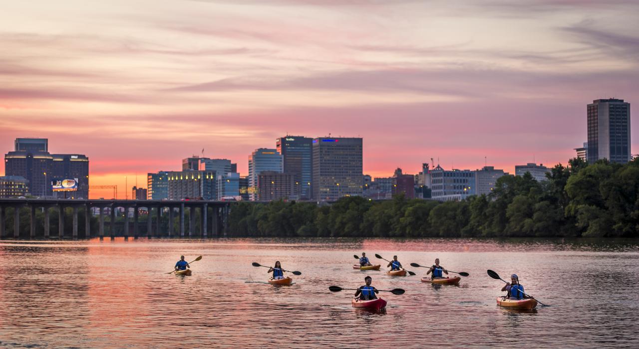 在弗吉尼亚州里士满划皮划艇