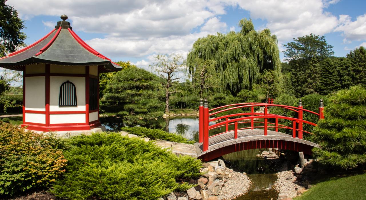 明尼苏达州布鲁明顿诺曼代尔社区大学内的日式花园 明尼苏达州布鲁明顿诺曼代尔社区大学内的日式花园