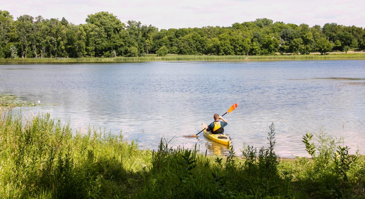 在明尼苏达州布鲁明顿体验泛舟湖上 在明尼苏达州布鲁明顿体验泛舟湖上