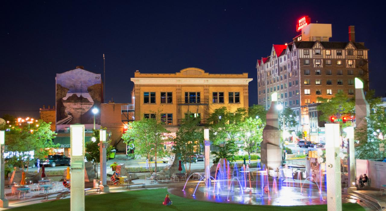 夜晚充满活力的主街广场 夜晚充满活力的主街广场