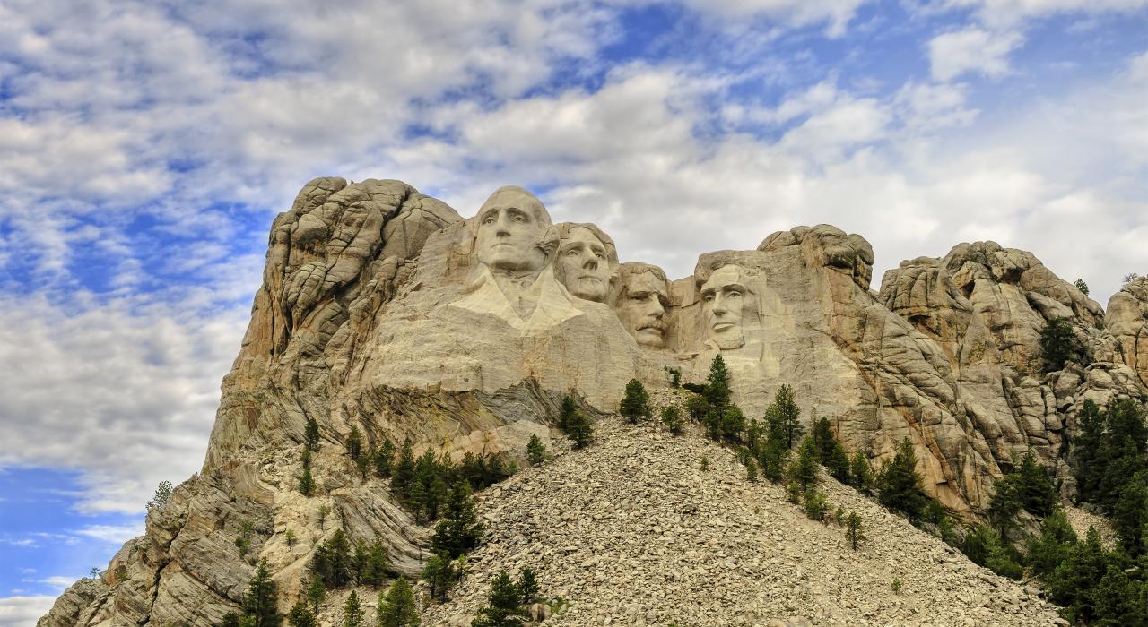 拉什莫尔山,花岗岩雕刻出四位美国总统的面容 拉什莫尔山,花岗岩雕刻出四位美国总统的面容