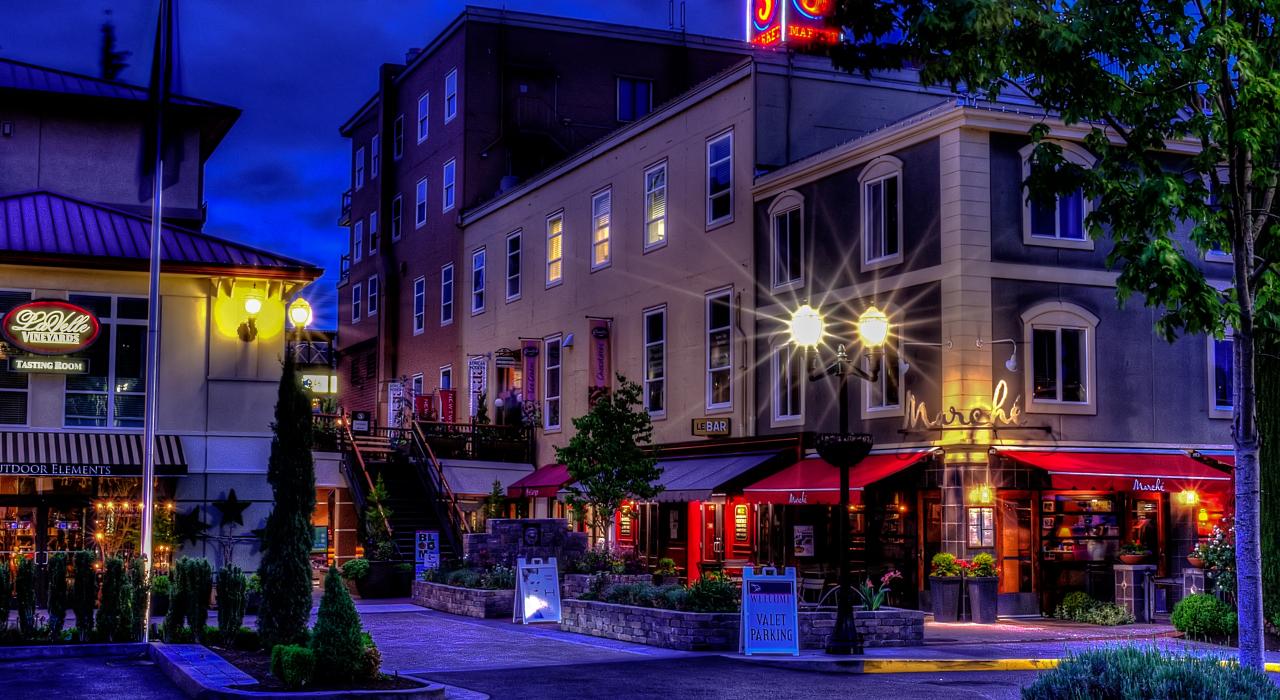 市中心第五街公共市场的美丽夜景 市中心第五街公共市场的美丽夜景