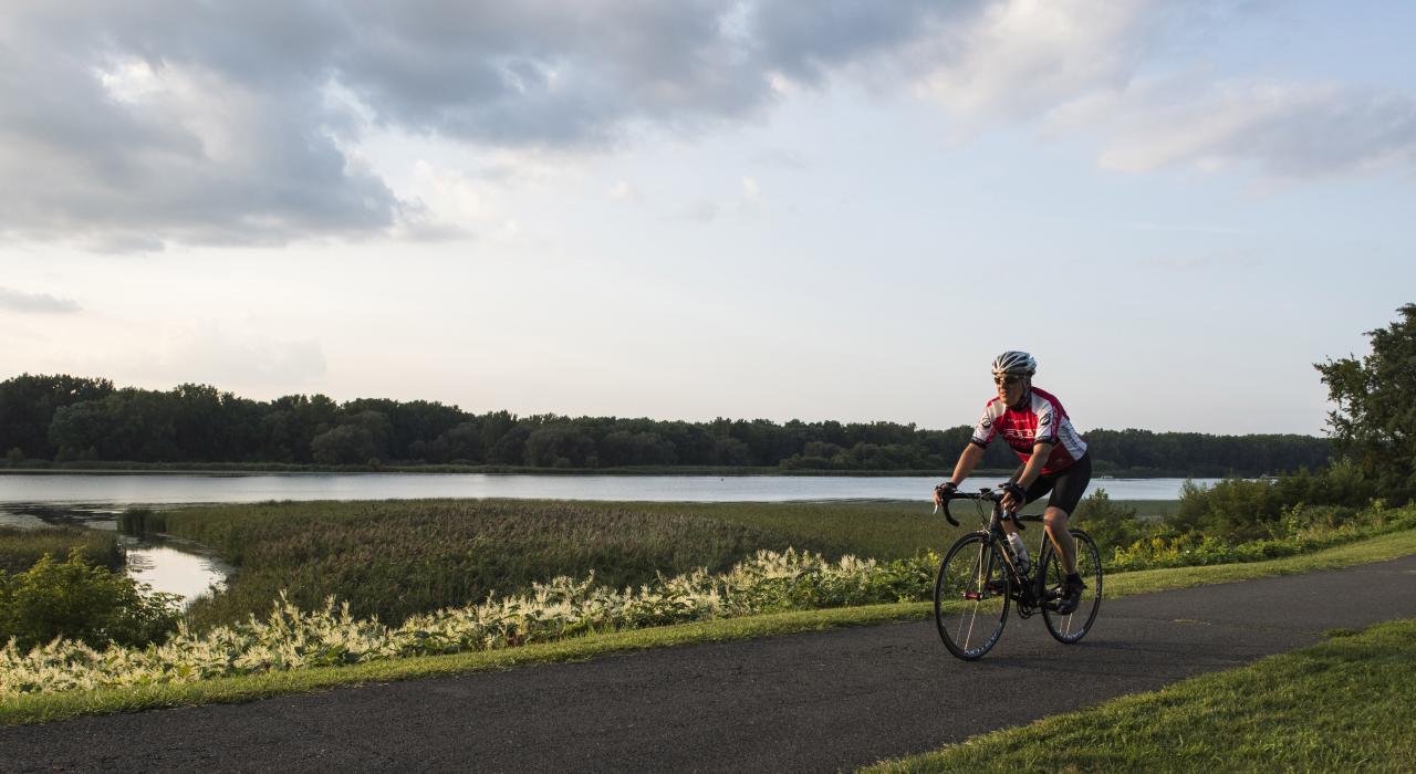 骑车穿越纽约州的莫霍克-哈德逊自行车-徒步小径