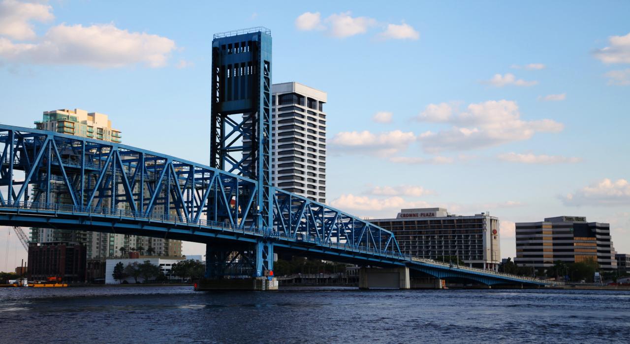 通往杰克逊维尔市中心的主街桥