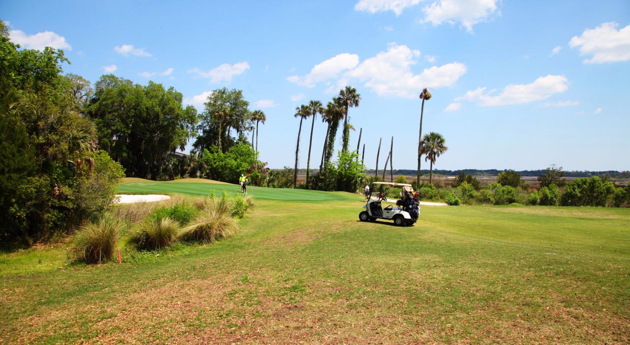 在杰克逊维尔一处景色优美、充满挑战性的球场尽情挥杆