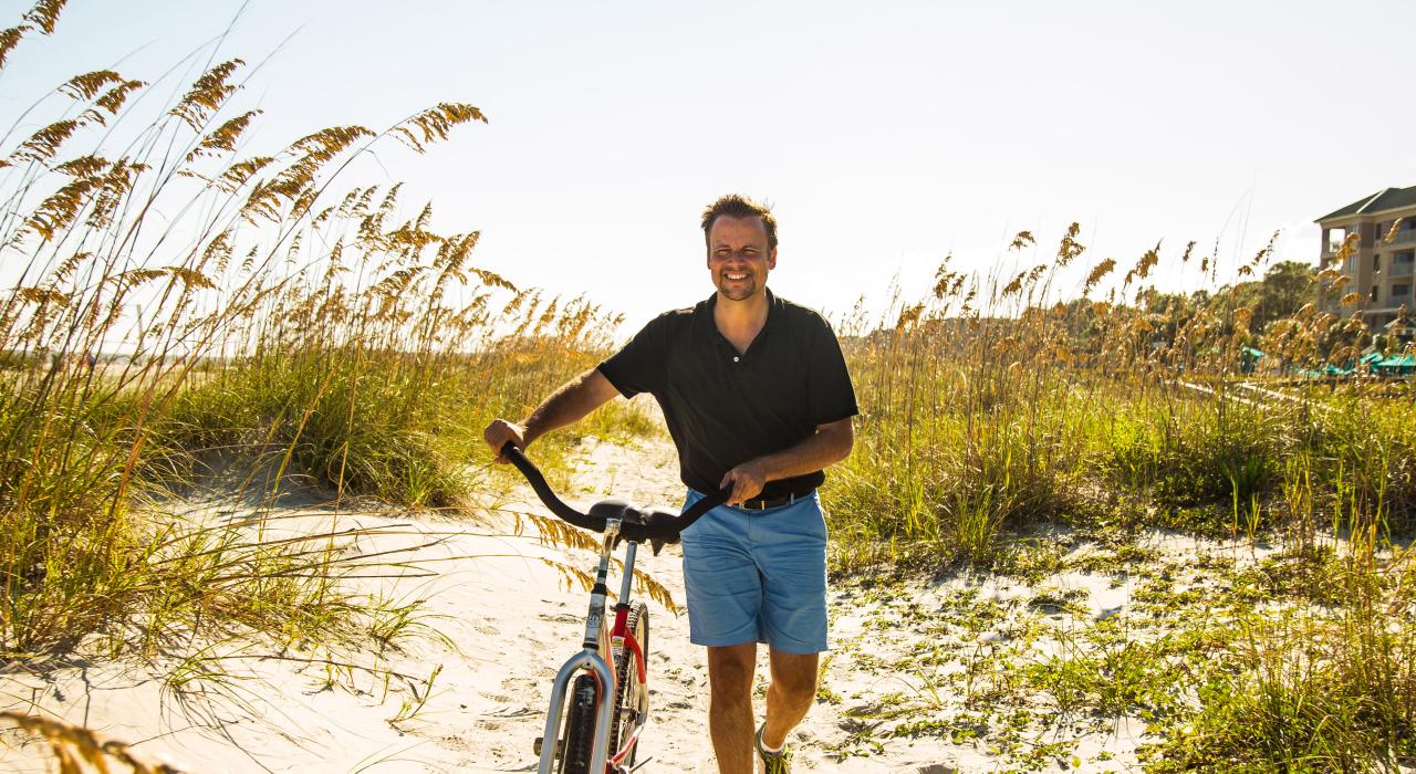 在南卡罗来纳州希尔顿黑德岛海滩骑自行车