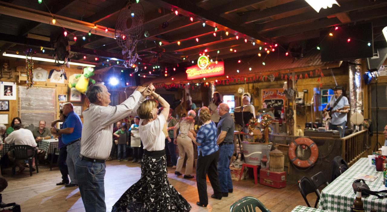 在 Jolly Inn 旅馆的舞池放松舞动