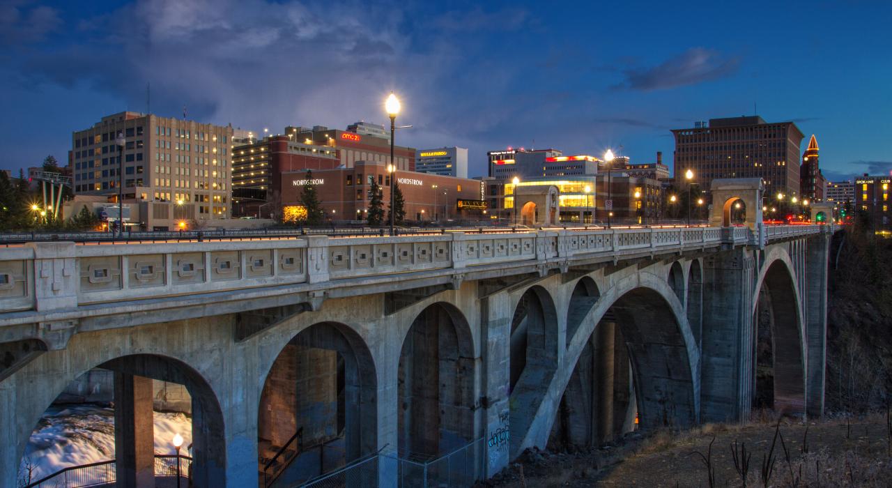 Monroe Street Bridge 桥和远处斯波坎市中心的景色 Monroe Street Bridge 桥和远处斯波坎市中心的景色