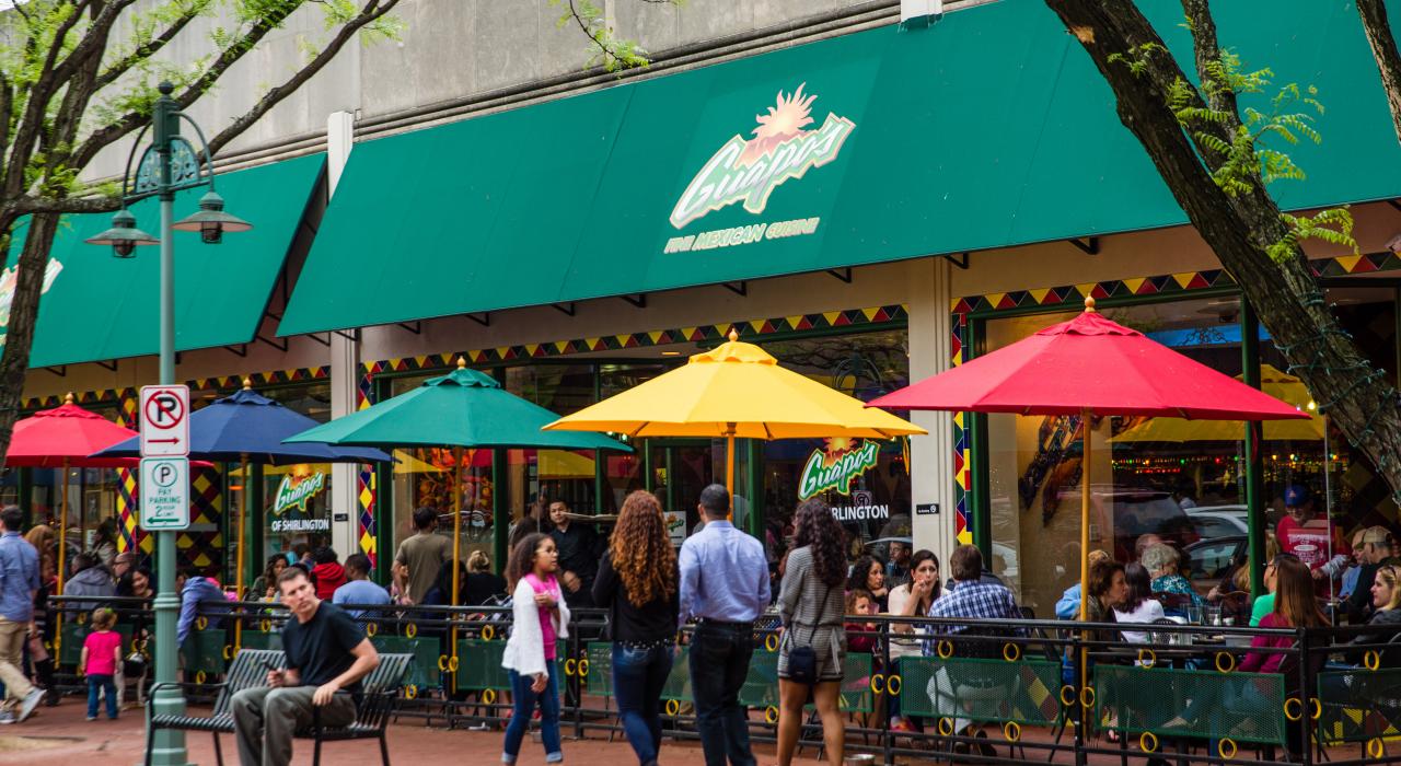Village at Shirlington 的户外购物场所 Village at Shirlington 的户外购物场所