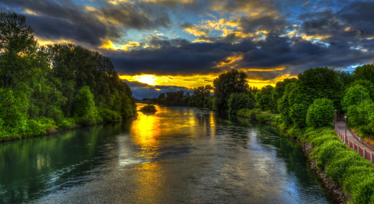 沿着威拉米特河边的自行车小径欣赏两岸风光 沿着威拉米特河边的自行车小径欣赏两岸风光