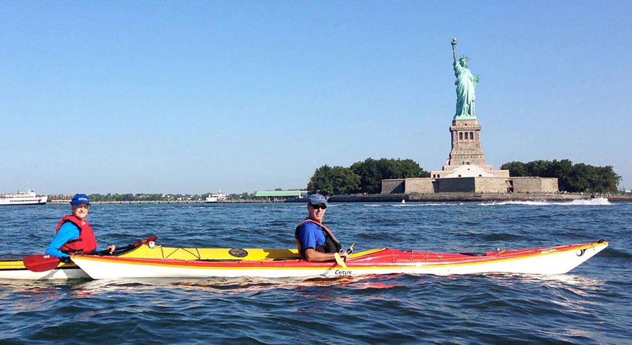 乘独木舟穿过自由女神像游览哈德逊河 乘独木舟穿过自由女神像游览哈德逊河