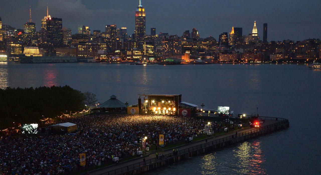 蒙福之子民谣乐团吸引了一大群人聚集在霍博肯的 A 码头公园 蒙福之子民谣乐团吸引了一大群人聚集在霍博肯的 A 码头公园