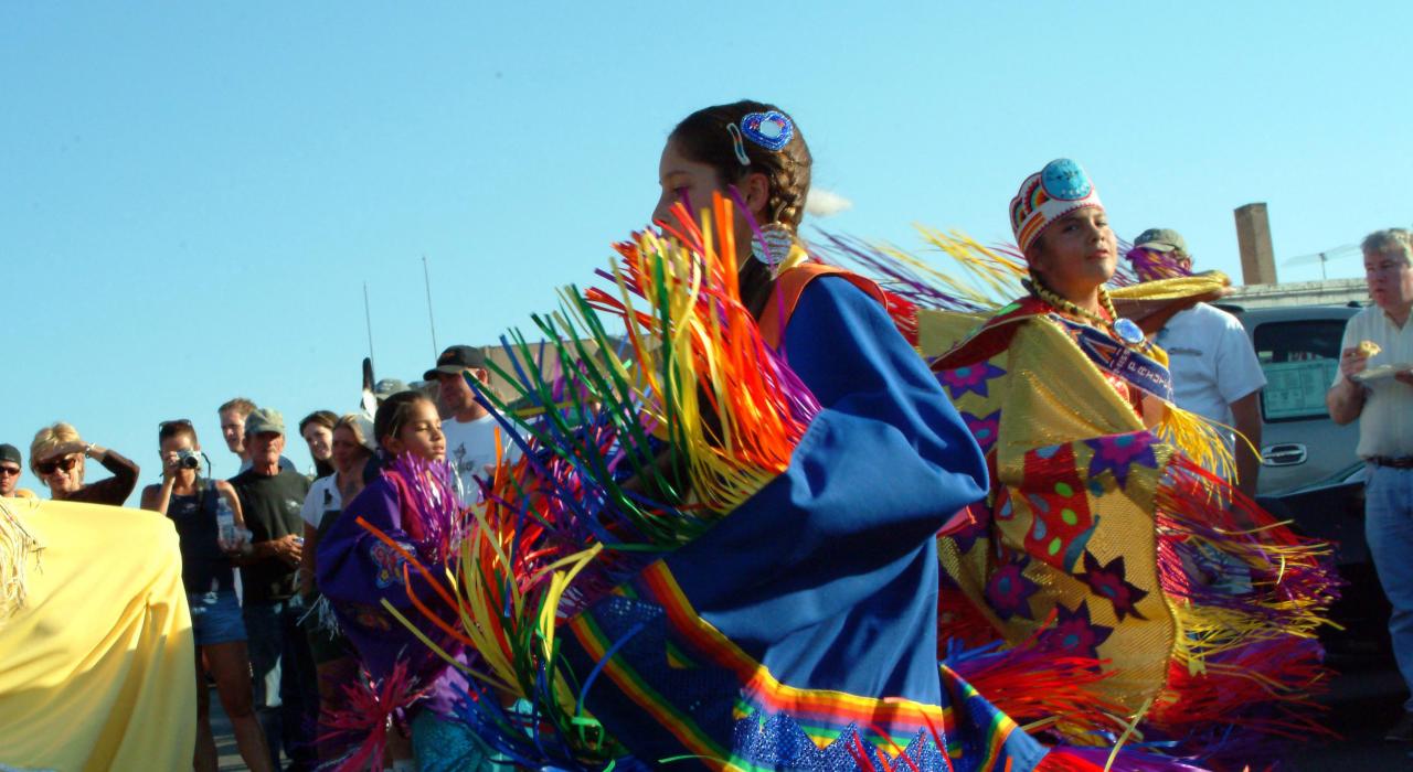 在一年一度的派尤特族印第安人聚会及帕瓦节中欢歌起舞 在一年一度的派尤特族印第安人聚会及帕瓦节中欢歌起舞