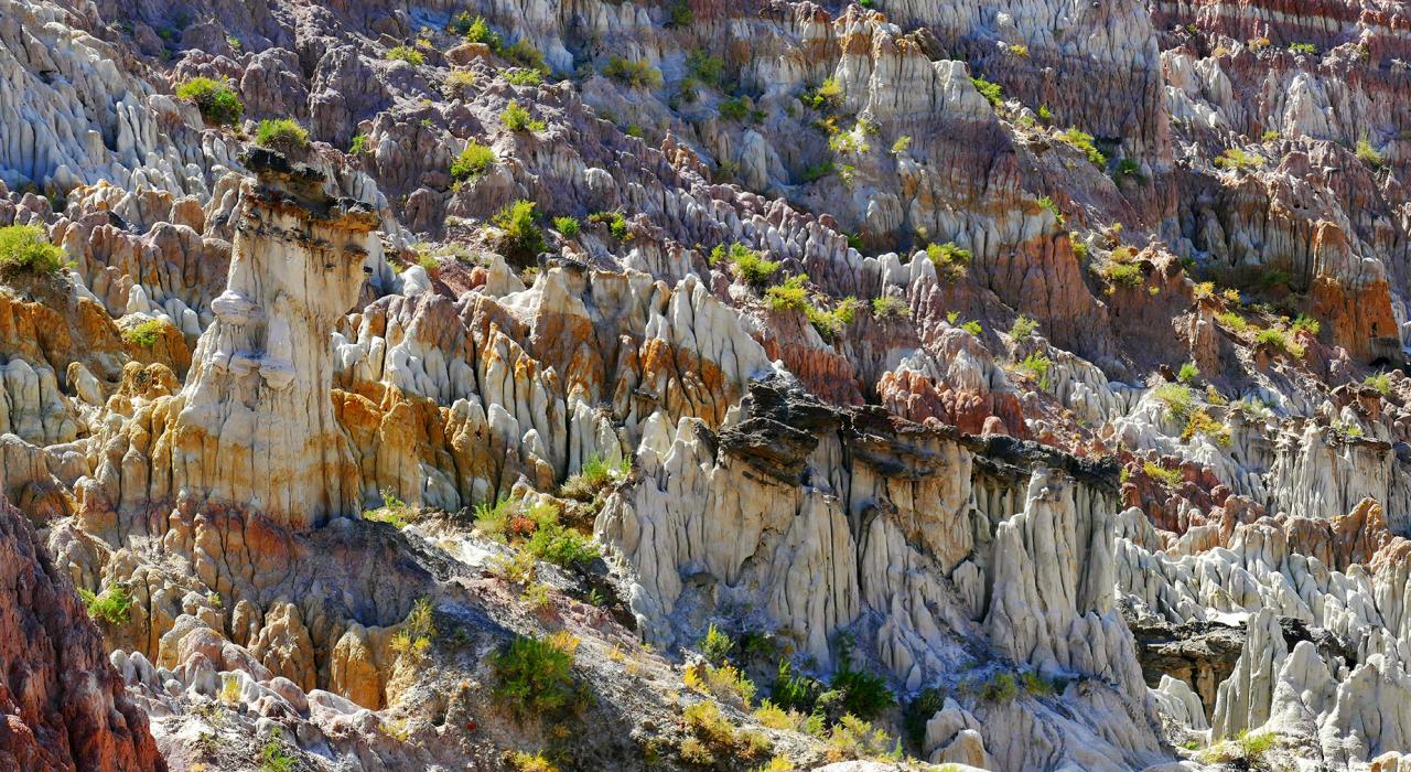 怪石嶙峋的 Hell's Half Acre 陡崖 怪石嶙峋的 Hell's Half Acre 陡崖