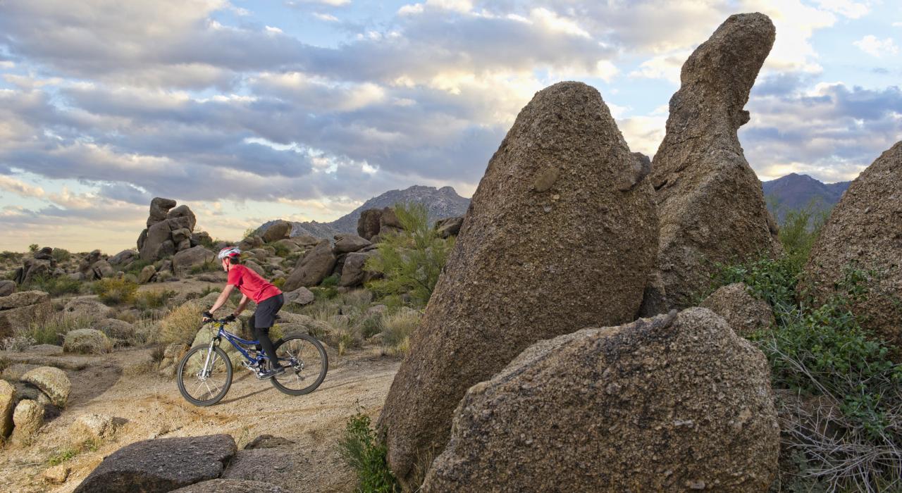 骑行在穿越岩石区的山地小路上