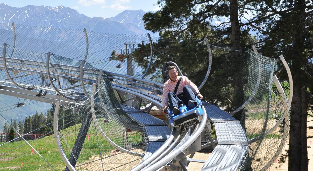 科罗拉多州韦尔山的 Forest Flyer Alpine 过山车