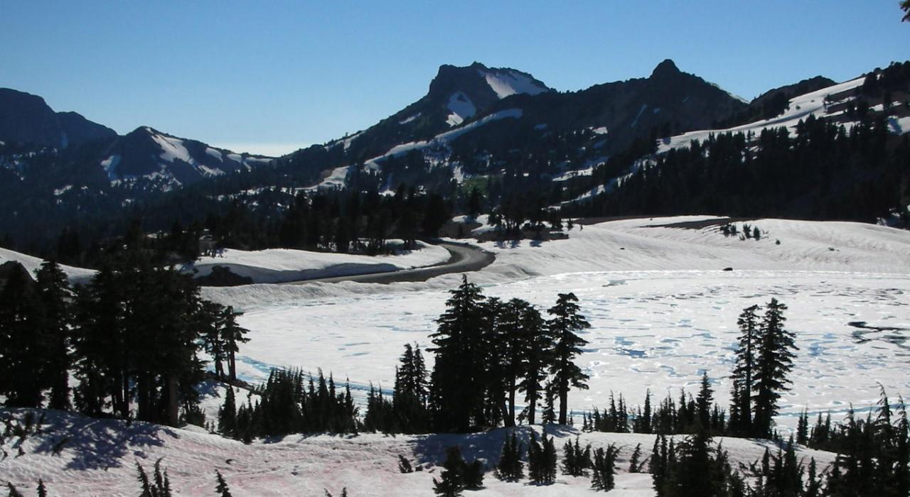 Snowy peaks at Lassen Volcanic National Park Snowy peaks at Lassen Volcanic National Park