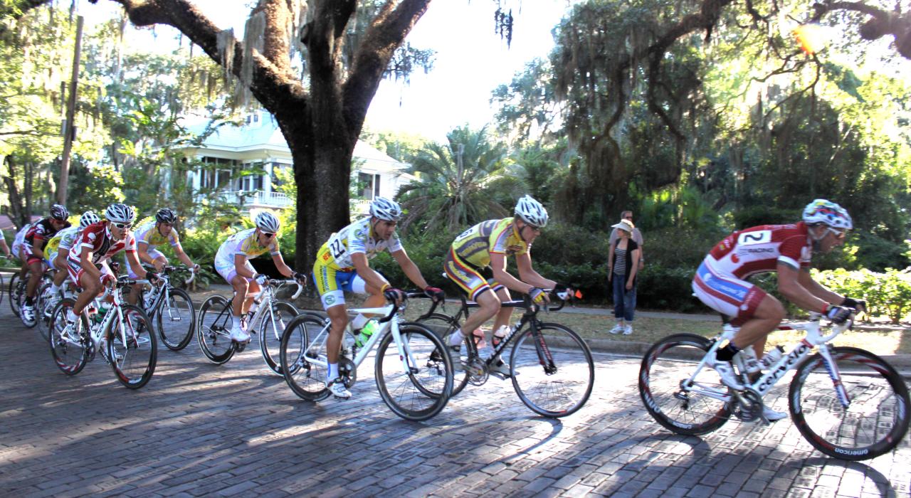 自行车手骑下布鲁克斯维尔历史悠久的砖砌街道