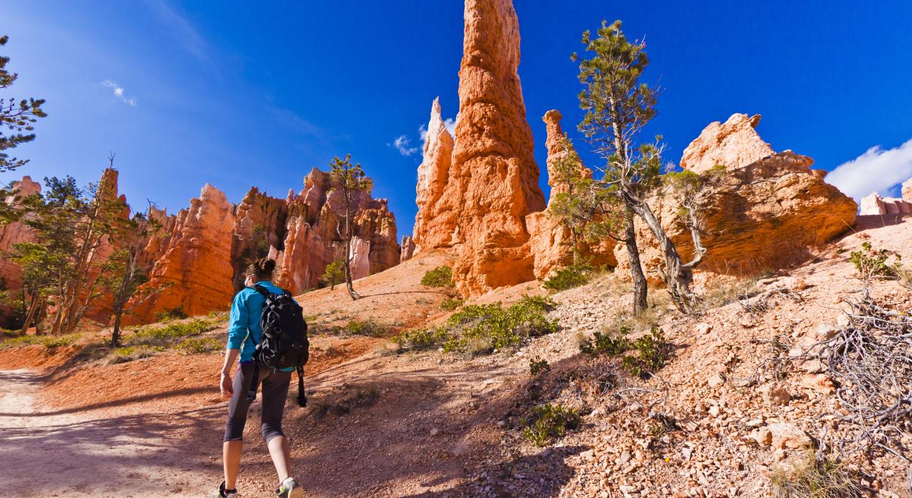 徒步探索布莱斯峡谷国家公园中的岩石结构