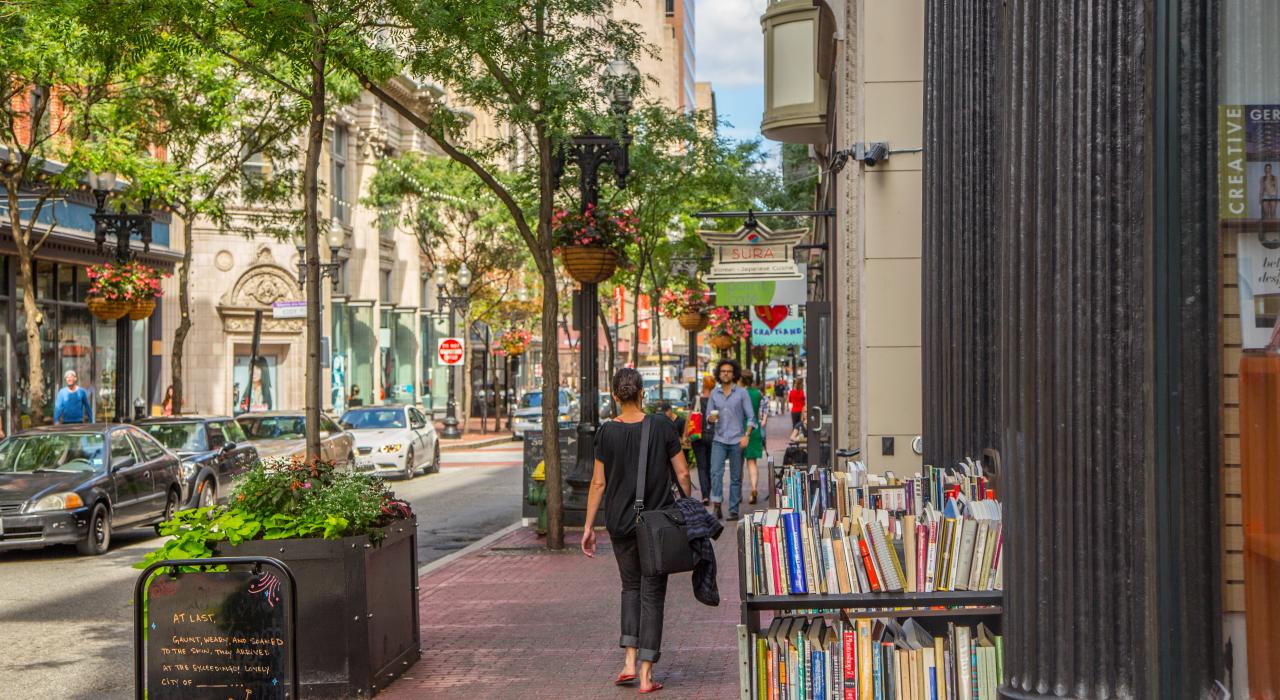 夏天漫步于市中心 夏天漫步于市中心