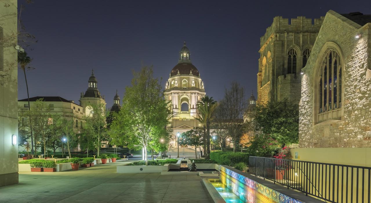 市中心的市政厅在夜晚华灯绽放