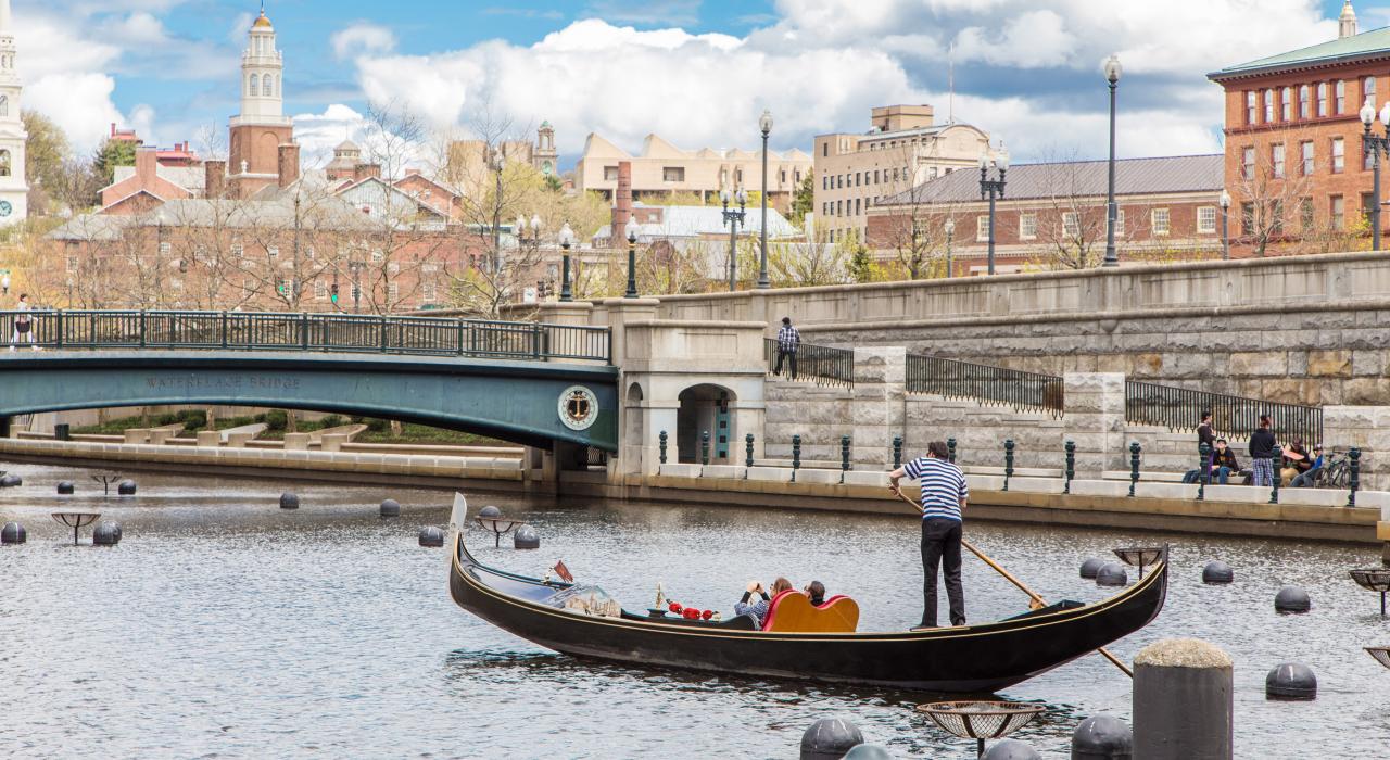 春天,悠闲地坐在平底船上 春天,悠闲地坐在平底船上