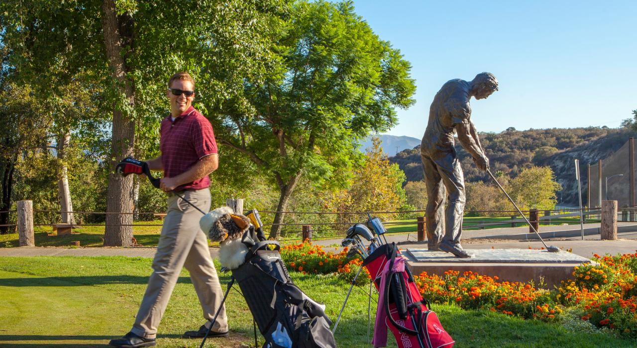 在 DeBell Golf Club 高尔夫俱乐部挥杆 在 DeBell Golf Club 高尔夫俱乐部挥杆