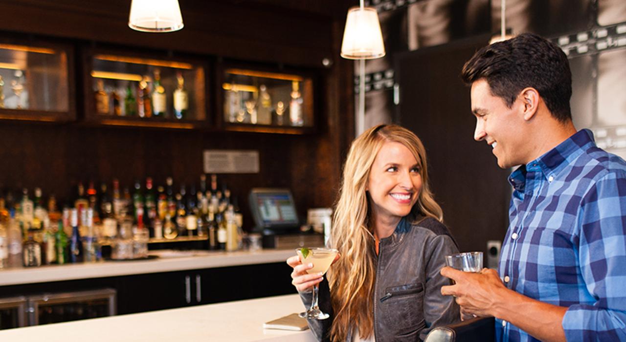 在伯班克众多时髦酒吧中享用鸡尾酒 在伯班克众多时髦酒吧中享用鸡尾酒