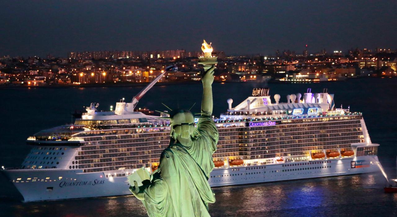 自由女神像俯瞰哈德逊河及来往的游船 自由女神像俯瞰哈德逊河及来往的游船
