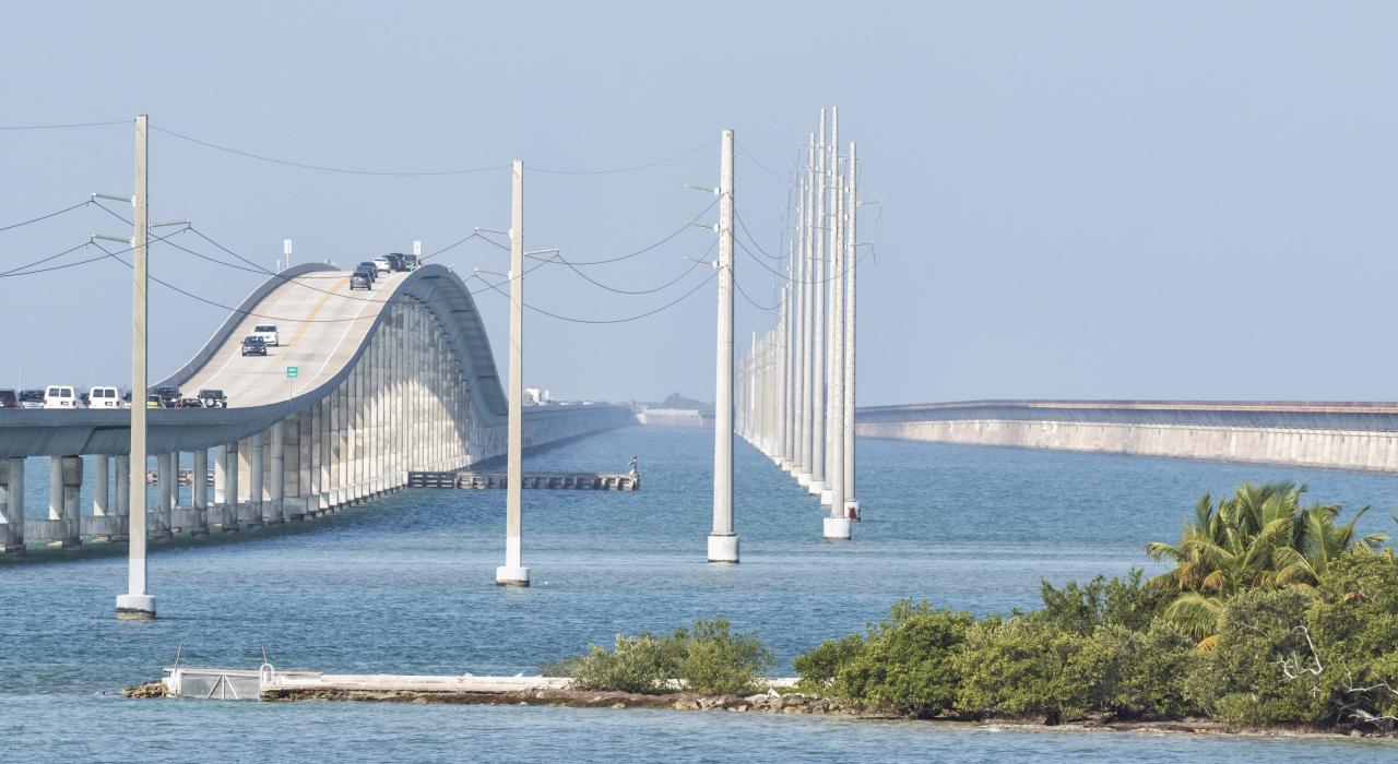 连通中群岛中的骑士岛和低群岛中的小鸭岛的七英里大桥 连通中群岛中的骑士岛和低群岛中的小鸭岛的七英里大桥