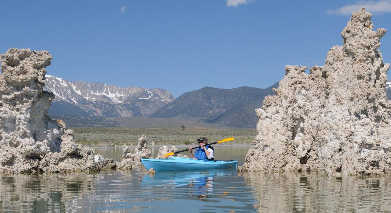乘船在莫诺湖石灰华岩柱间穿梭 乘船在莫诺湖石灰华岩柱间穿梭