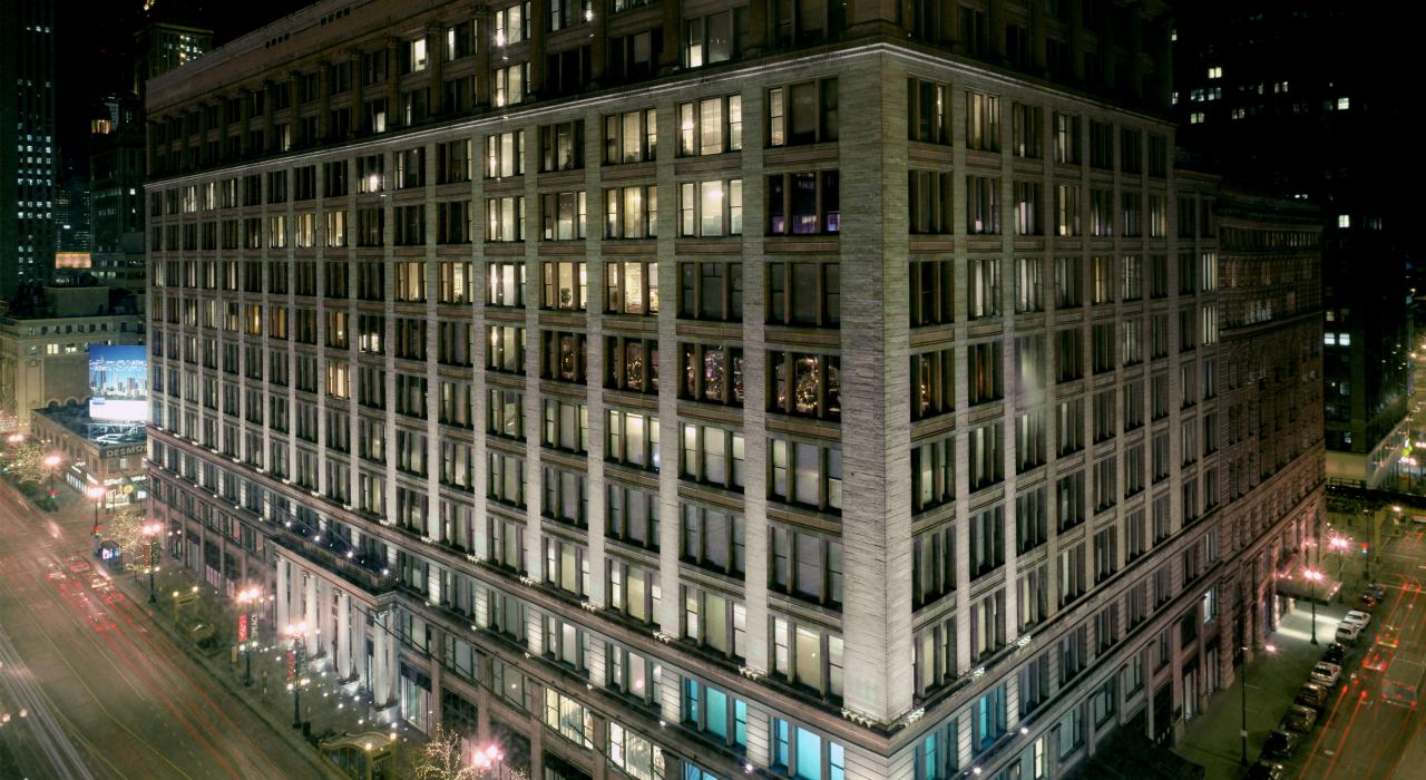 夜色中梅西百货宏伟的外墙 夜色中梅西百货宏伟的外墙