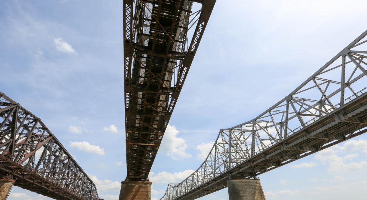 田纳西州孟菲斯密西西比河上的一座大桥 田纳西州孟菲斯密西西比河上的一座大桥