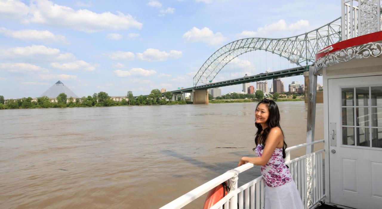 在田纳西州孟菲斯密西西比河游轮上欣赏美丽风景 在田纳西州孟菲斯密西西比河游轮上欣赏美丽风景