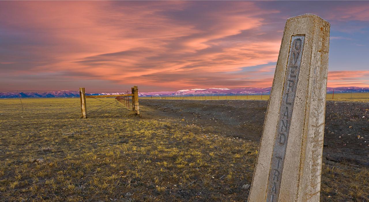 历史悠久的 Overland Trail 小径路标标示着在不远处可以欣赏日落风光