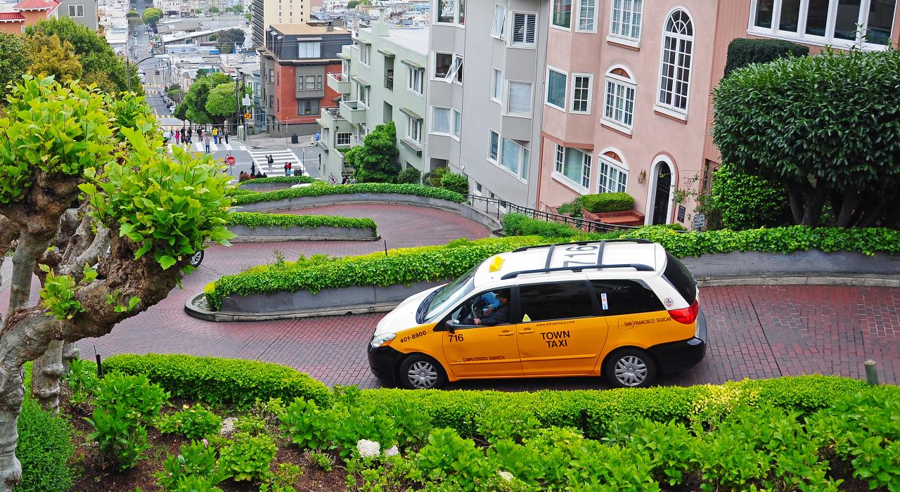 一辆出租车驶下弯曲的九曲花街