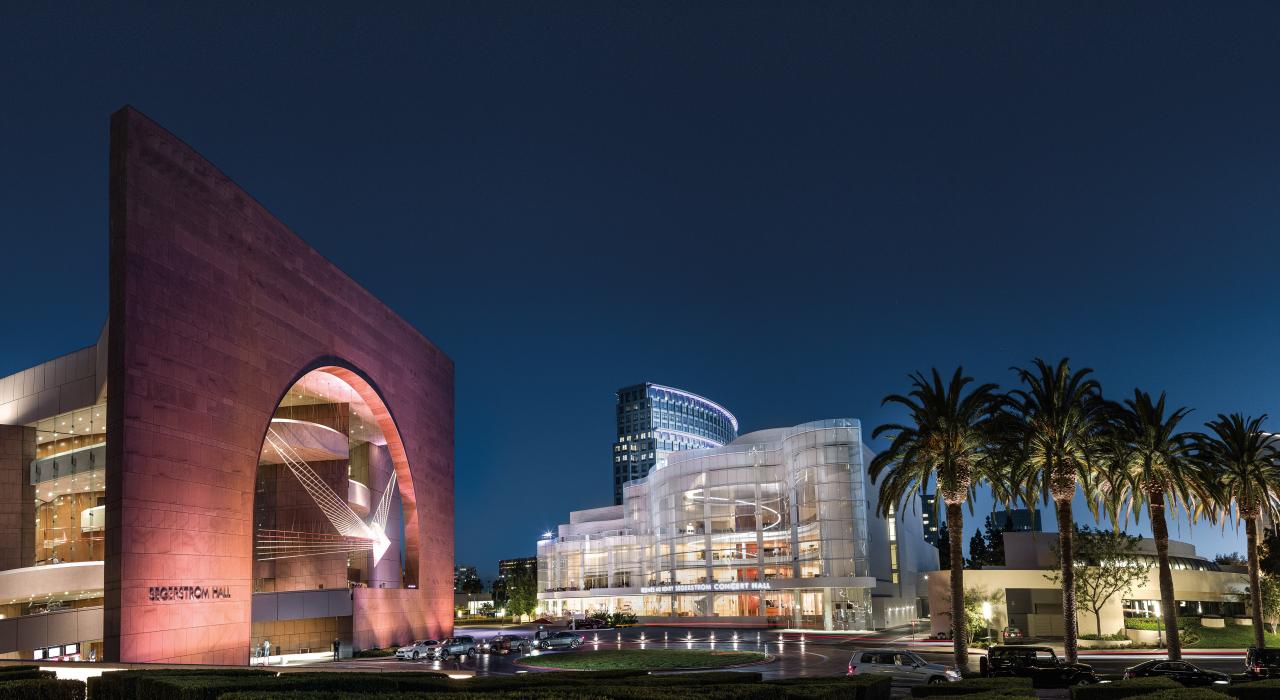 瑟格尔斯特罗姆艺术中心在夜晚亮起了灯 瑟格尔斯特罗姆艺术中心在夜晚亮起了灯