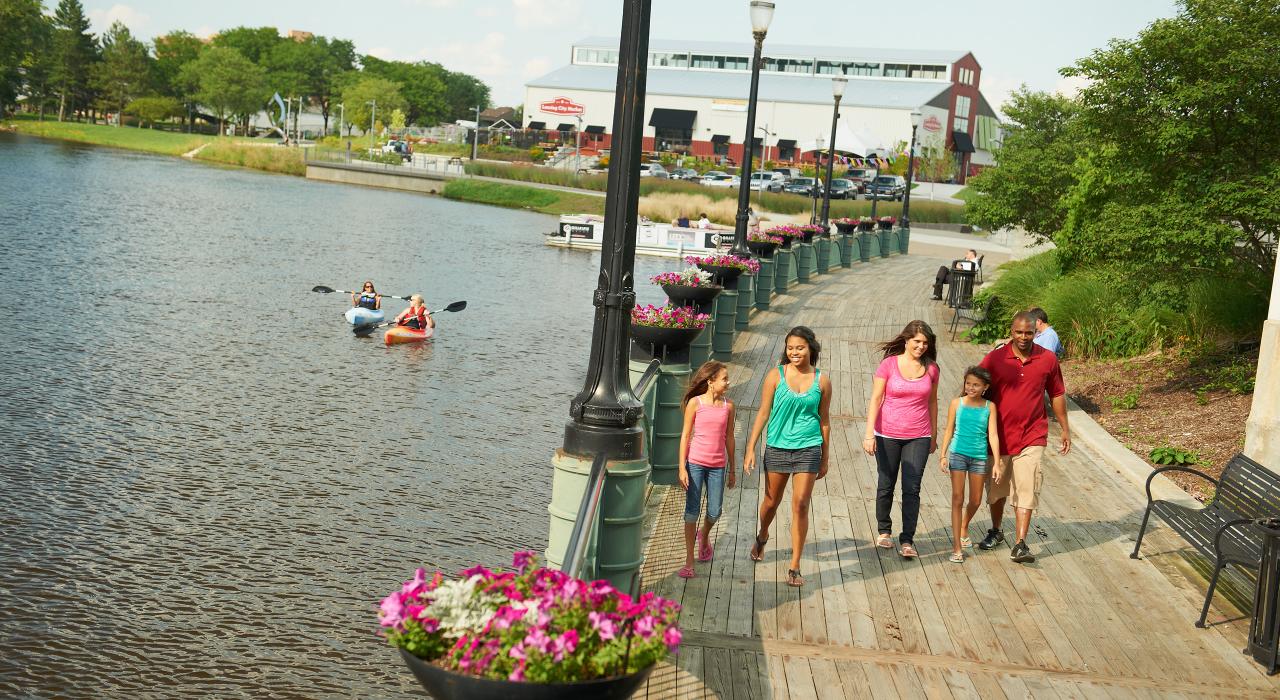 沿 20 公里长的市中心河边小径漫步欣赏美景