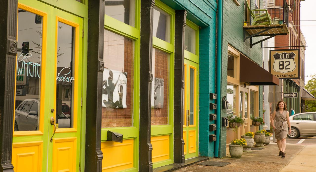 前往市中心选购各式精品和古玩