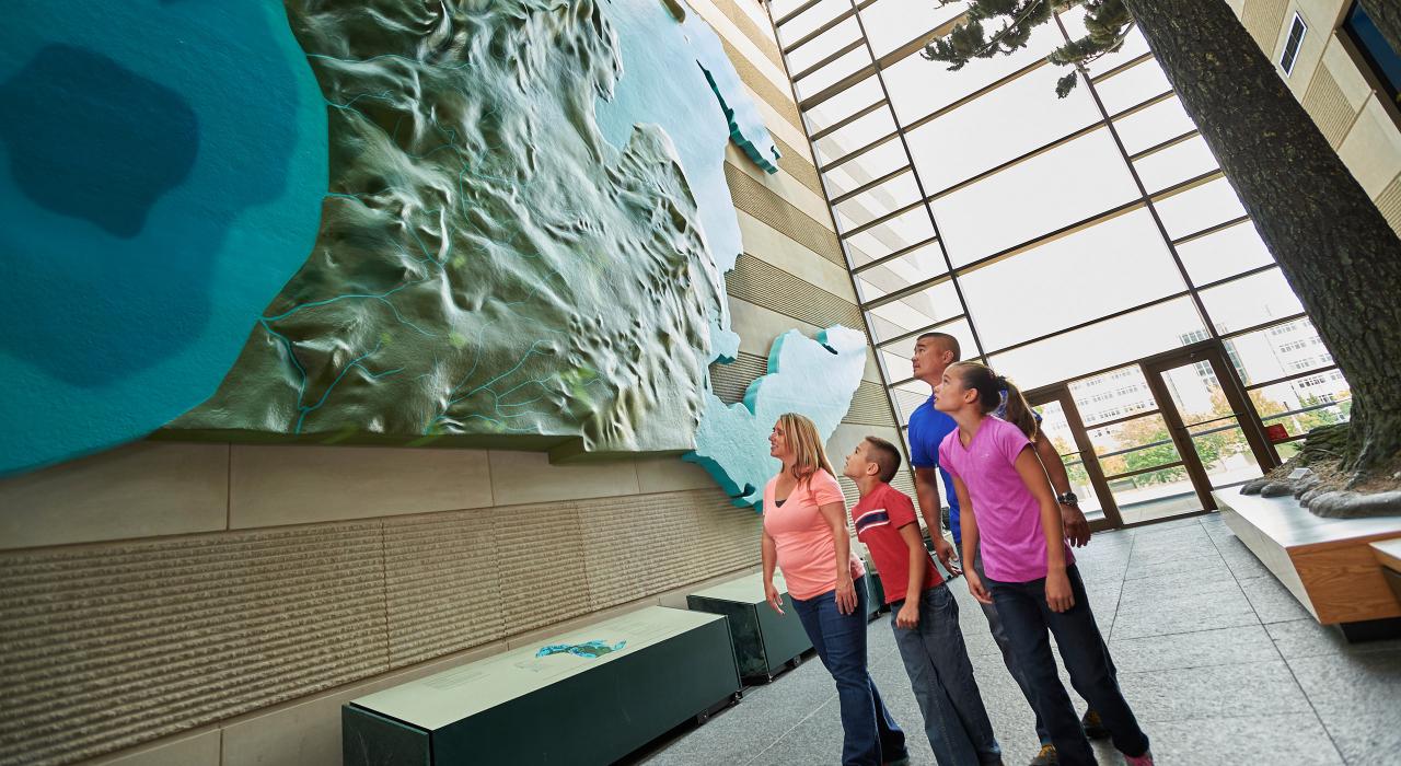 全家参观密西根州历史中心的展览