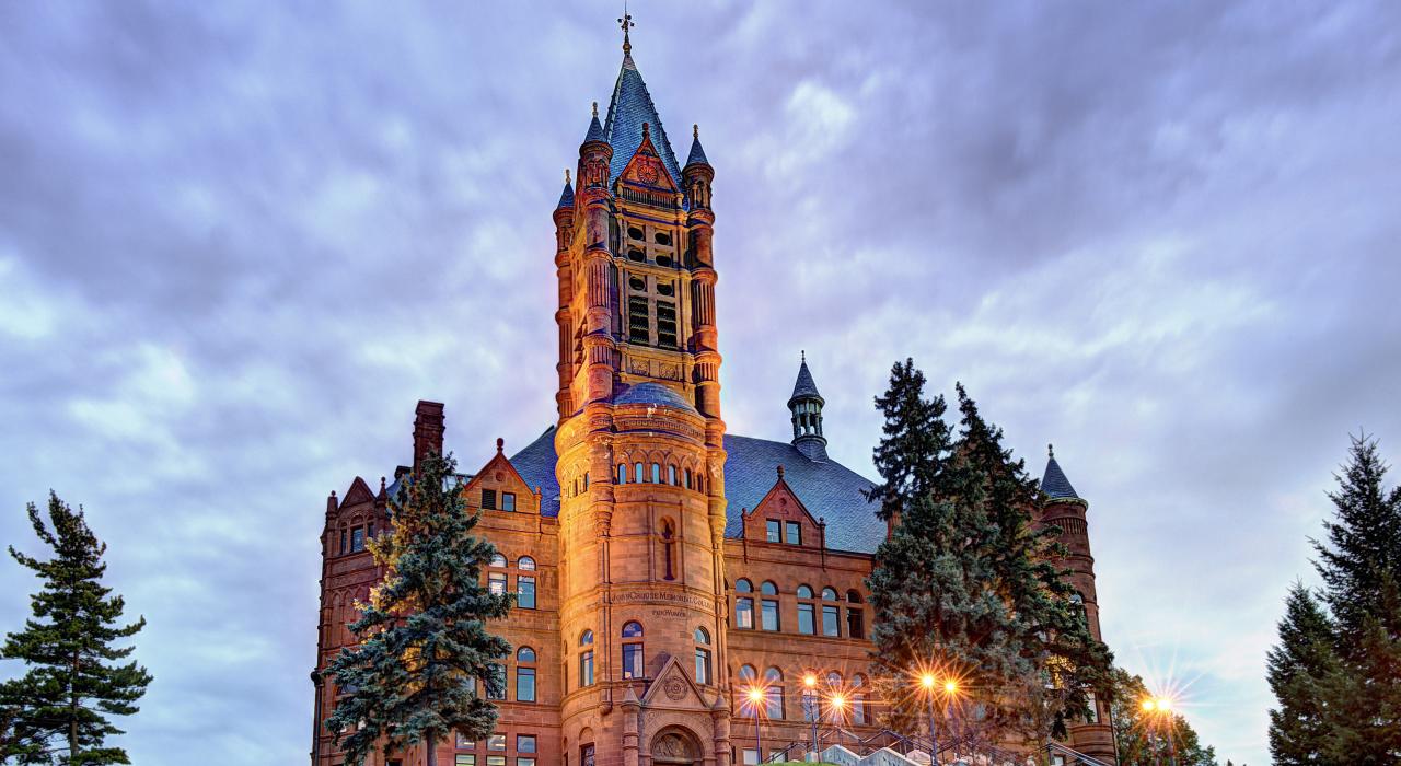 完工于 1889 年,罗马复兴风格的克劳斯纪念学院楼 完工于 1889 年,罗马复兴风格的克劳斯纪念学院楼