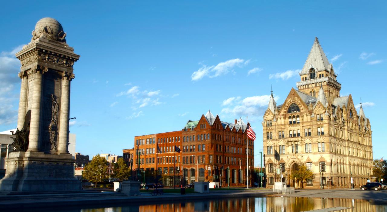 坐落着海陆军人纪念碑和雪城储蓄银行的克林顿广场 坐落着海陆军人纪念碑和雪城储蓄银行的克林顿广场