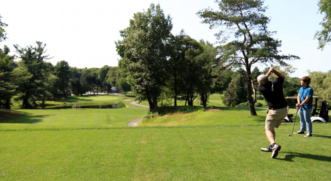 Pine Meadow 高尔夫球场上比赛双方正在开球 Pine Meadow 高尔夫球场上比赛双方正在开球