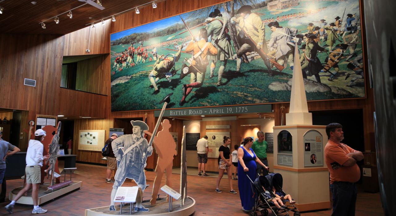 人们聚集在民兵游客中心内观看展览 人们聚集在民兵游客中心内观看展览